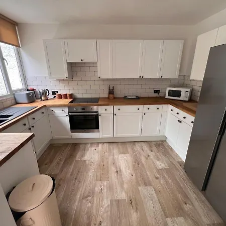House Sleeps 8 With Sauna, Ev, Parking