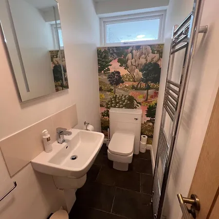 House Sleeps 8 With Sauna, Ev, Parking