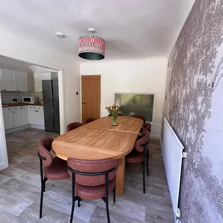 House Sleeps 8 With Sauna, Ev, Parking *