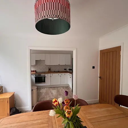 House Sleeps 8 With Sauna, Ev, Parking *