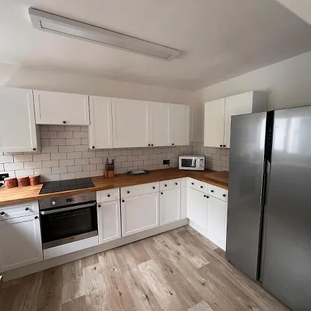 아파트 House Sleeps 8 With Sauna, Ev, Parking *