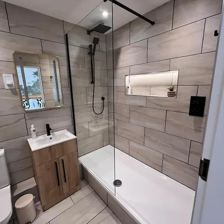 House Sleeps 8 With Sauna, Ev, Parking *