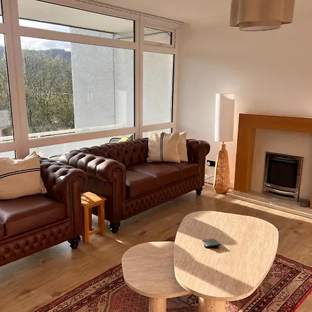 House Sleeps 8 With Sauna, Ev, Parking *