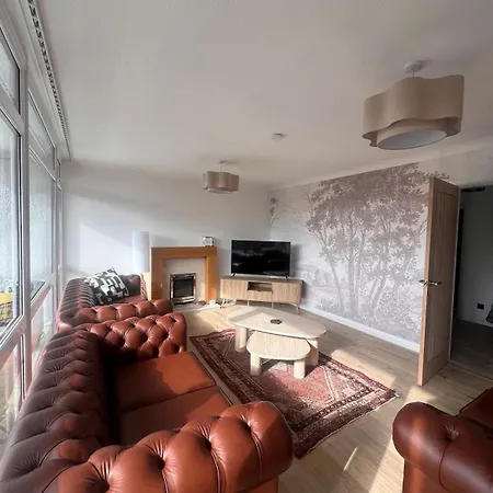 House Sleeps 8 With Sauna, Ev, Parking