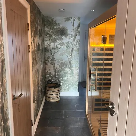House Sleeps 8 With Sauna, Ev, Parking 아파트