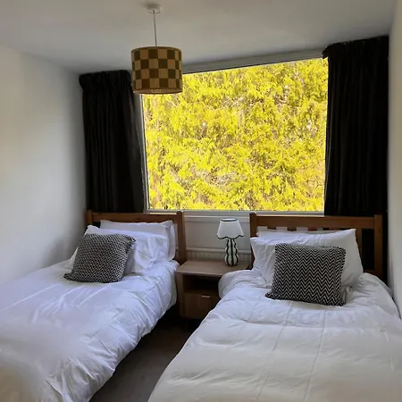 House Sleeps 8 With Sauna, Ev, Parking