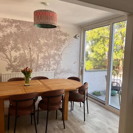 House Sleeps 8 With Sauna, Ev, Parking 아파트