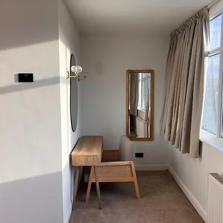 아파트 House Sleeps 8 With Sauna, Ev, Parking 보우네스온윈더미어