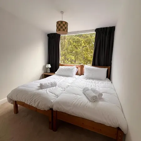아파트 House Sleeps 8 With Sauna, Ev, Parking 보우네스온윈더미어